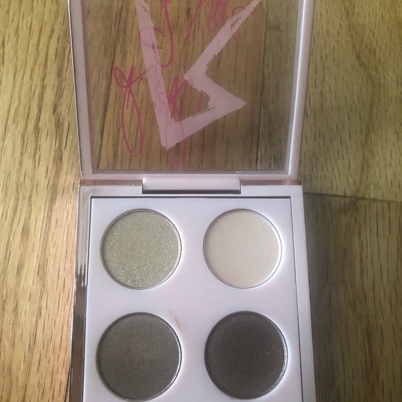 Riri collaboration eyeshadow w/ MAC - Picture 2 of 2